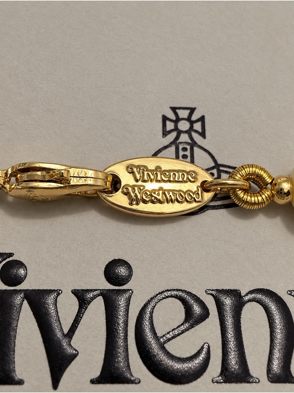 Vivienne Westwood One Row Pearl Bas Relief Choker – Gold / Cream Pearl - Picture 4 of 12